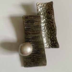 Textured Silver Toned Brooch with Grey Pearl Accent